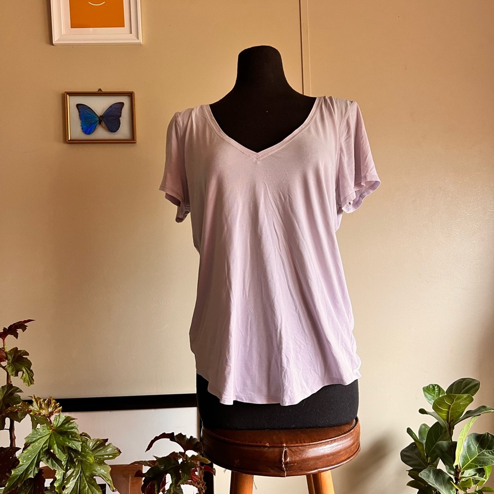 Lululemon pale, purple size medium, excellent condition, T-shirt, V-neck